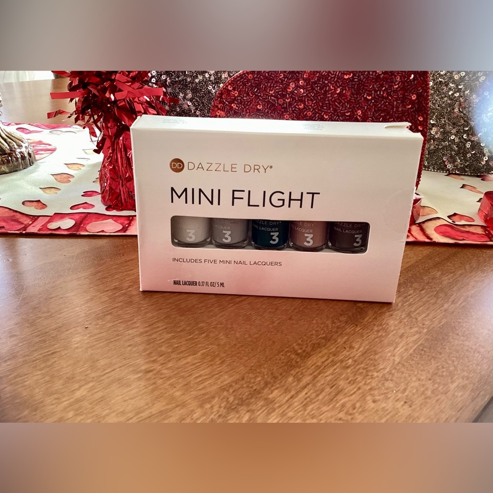 Dazzle Dry Terra Mini Flight
5 mini polishes - 3 never used
BONUS: Seduction